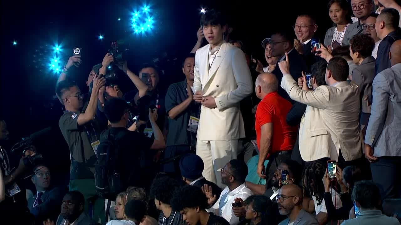 Grizzlies draft Yang Hansen, who is in the stands, with 16th pick 👀 Will play in Portland via trade